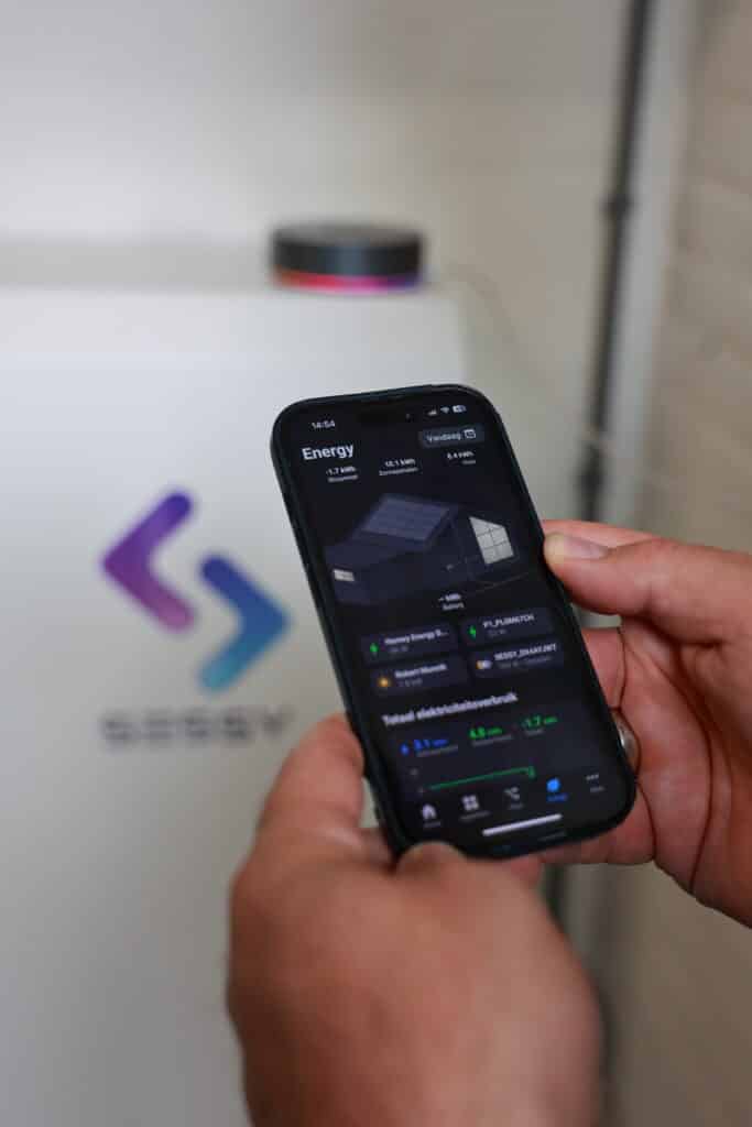 foto van de Homey app met op de achtergrond de Sessy thuisbatterij